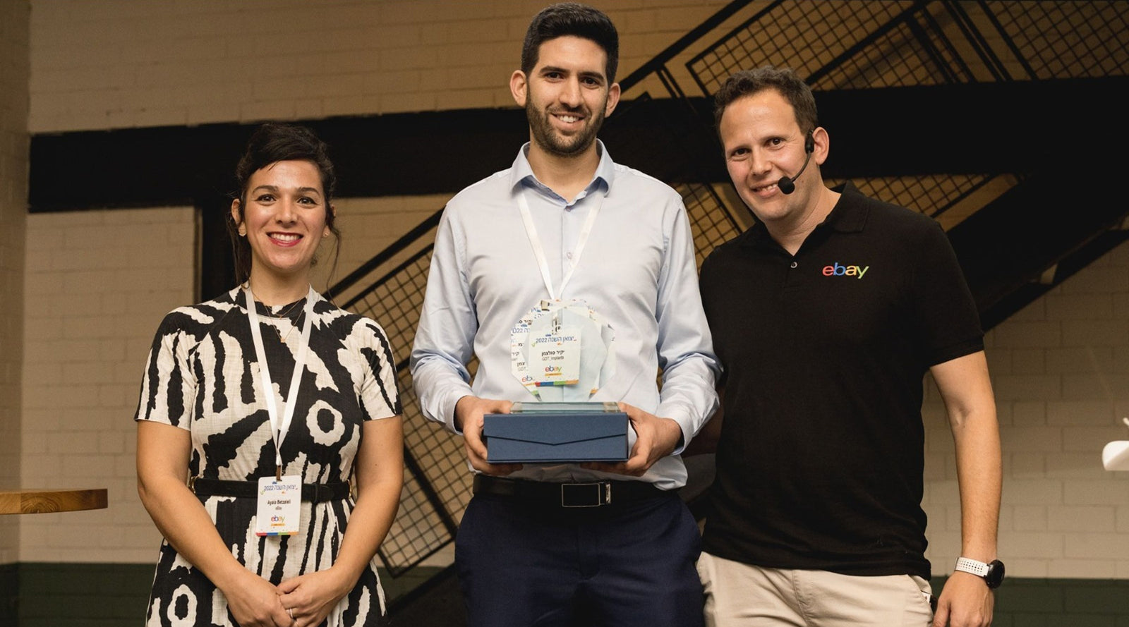 Yakir Receiving the trophy award of the best costumer service on eBay, 2022